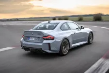 BMW M2 Coupe: Чистокръвният баварски хулиган, който запази шестте цилиндъра и трите педала