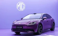 MG 07: Технологичното електрическо купе, което атакува пазара с полутвърди батерии и 840 километра пробег
