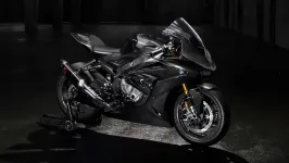 BMW Superbikes: Допинг от пистата с технология ShiftCam, която кара всеки друг спортен мотор да изглежда безпомощен